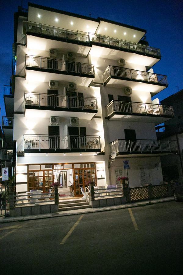 Hotel La Riva Giardini Naxos Exterior foto