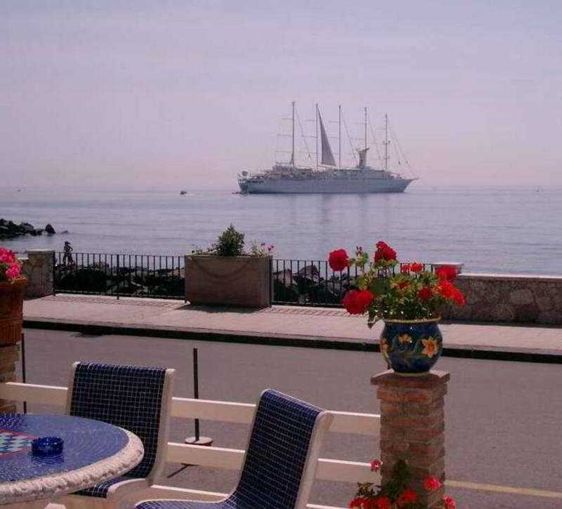 Hotel La Riva Giardini Naxos Exterior foto
