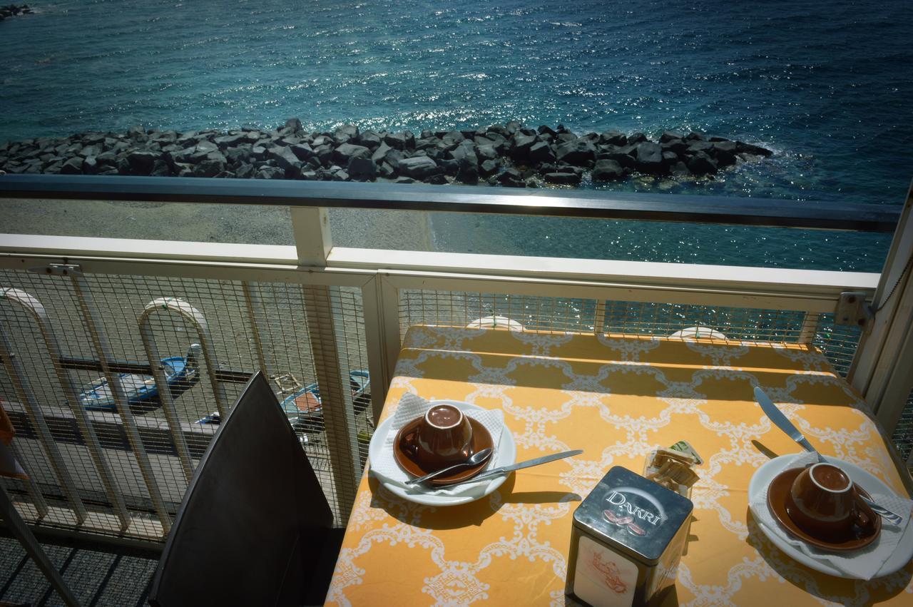 Hotel La Riva Giardini Naxos Exterior foto