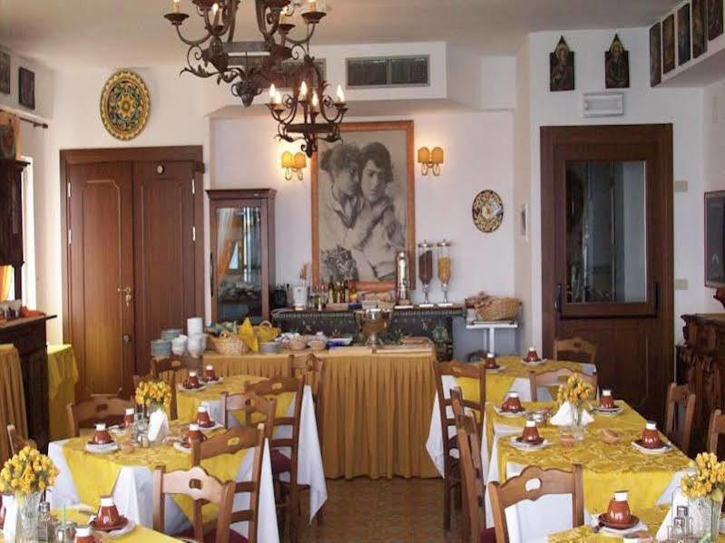 Hotel La Riva Giardini Naxos Exterior foto